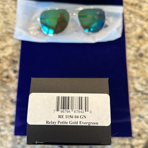 Revo Relay Petite Sunglasses Gold/Evergreen Lenses - Picture 3 of 5